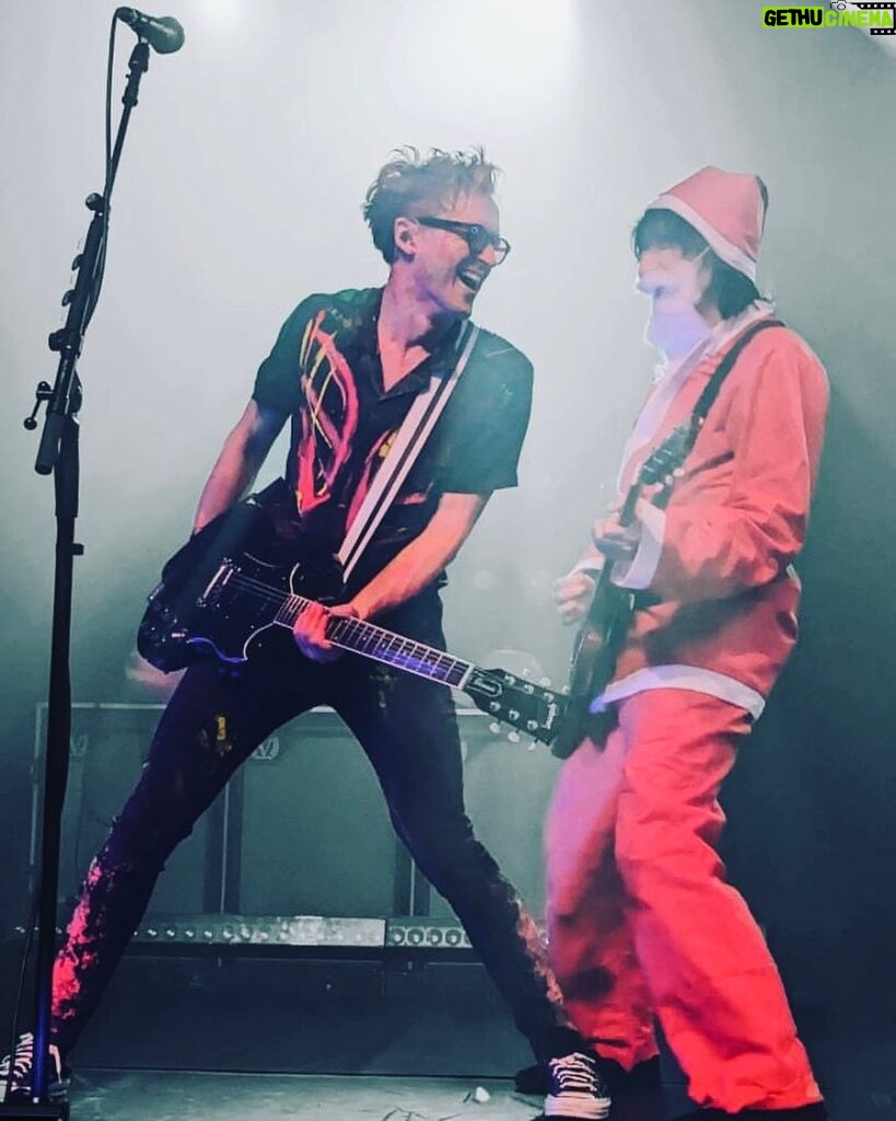 Tom Fletcher Instagram - The moment Santa Steve revealed to @tomfletcher he’d made the nice list 📸 @sammii1408 #powertoplaytour #LostAlone #Mcfly #santa #SantaSteve Birmingham 02 Acadamy