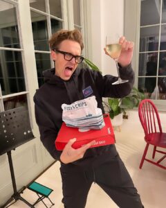 Tom Fletcher Instagram - First night-off from tour and I’ve gone absolutely wild. About to tuck into a cold pizza, soggy chips and catch up with @harryjudd on Race Across The World. Rock and roll. 🤘