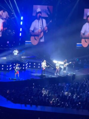 Tom Fletcher Instagram - Congrats to our friends @busted on completing their mammoth 20th anniversary tour. Other than McFLY (of course), no band has had greater impact on my life than Busted. We wouldn’t be here without them. Huge show tonight lads, plus it was pretty awesome seeing @teddysphotos sing a song I co-wrote with you tonight 🤘 @jamesfutureboybourne @mattjwillis @charliesimpson