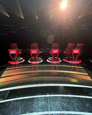 Tom Fletcher Instagram - The Voice photo dump. What an awesome few days! I’ve loved sitting in the new double chair with my co-pilot @dannyjonesofficial, next to the legends that are @realsirtomjones, @leannrimes and @iamwill. Looking forward to the next time 🤘🎤 @thevoiceuk