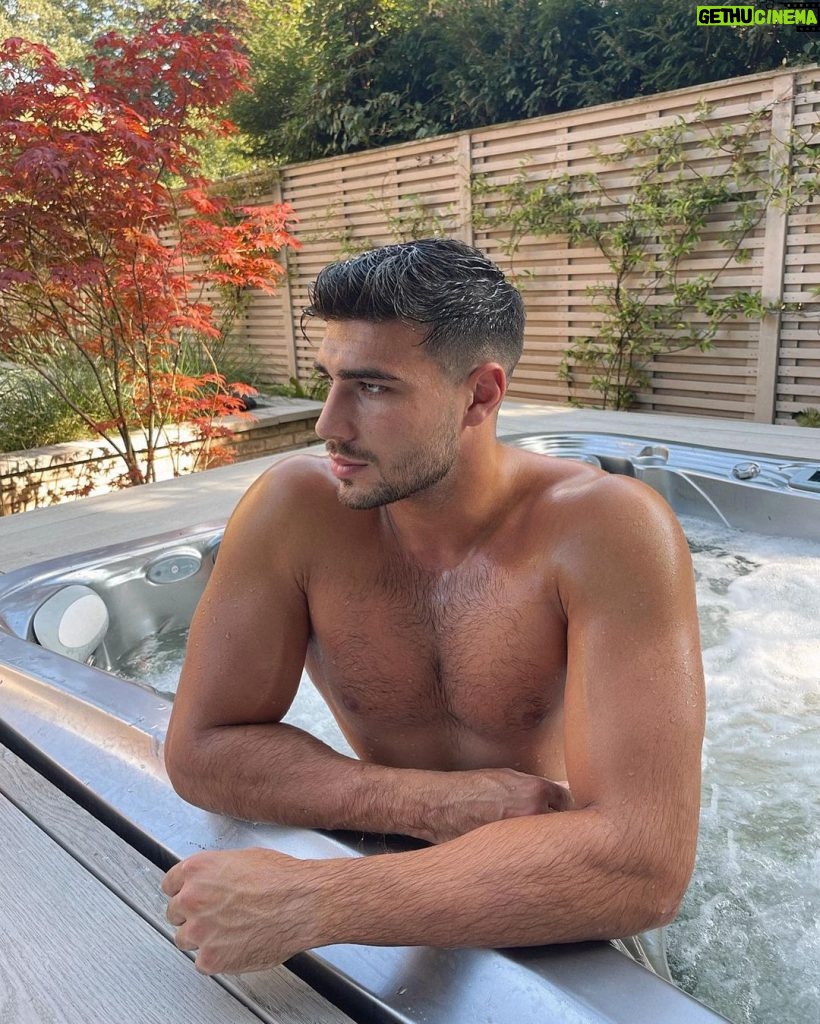 Tommy Fury Instagram - Recovery in your own back yard💧