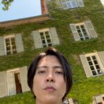 Tomohisa Yamashita Instagram - 先日フランスでクリスチャンディオールさんが生前暮らしていた御自宅で撮影してきました。言葉で表すのが難しいくらい綺麗な場所でした。 I recently went to France and had a photo shoot at the home Christian Dior stayed in before he passed away. It was such a beautiful sight to behold. @dior @diorbeauty