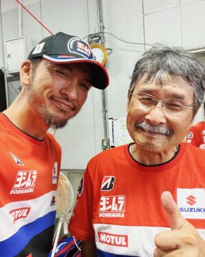 Tomoya Nagase Instagram - いつも他の大人たちが教えくれないことを教えてくれます。いつも他の大人たちが言えないことを言ってくれます。そうなると他の大人たちがダサく見えてくるのです。そして自分はもっとダサいのです。僕らの何がいけなかったのか。考えてる暇はないので明日筑波サーキットに行ってきます。
社長！スマイル！以上！
@yoshimura_japan_official 
@yoshimura_sert_motul_official