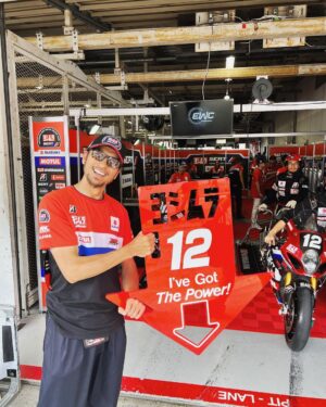Tomoya Nagase Instagram - レースは思うようにいかないもの。
給油やタイヤ消耗でピットに入らないとバイクが動かなくなったり滑ってアクシデントを招く。人生も同じだろ？
ピットで仲間の愛に触れてまた走り出す。
レースが俺に教えてくれた大事なこと。
皆さん！
毎日が修行ですよ！
それでもスマイル！
ありがとう！
以上！