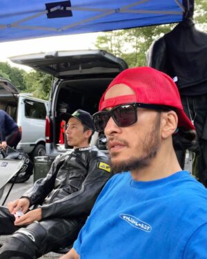 Tomoya Nagase Instagram - @bobl64 
@challenger_brigade 
#チャレンジャーレーシング 
#アポロチョコ
#食べる
@osamu_matsuda 
#85