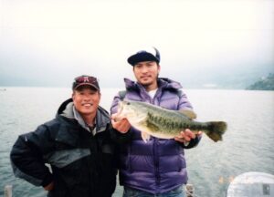 Tomoya Nagase Instagram - #芦ノ湖
#俺
#テルさん
#ブラックバス 
#52.5cm
#白浜
#バイブレーション
#ネイティブ
#2008y
#15年前も
#スマイル
#以上