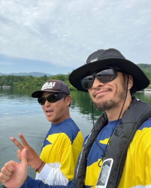 Tomoya Nagase Instagram - マイヒーロー
@hirokazu_kawabe と
初フィッシング初桧原湖。
彼の釣りをじっと見ていたかったが5匹可愛いスモールマウスを釣らせていただきました。
最高のフィールドで恐れ入りました。
次は河口湖でぜひ。
@gary_international_kk 
@challenger_brigade 
#teamgary
#garyyamamoto