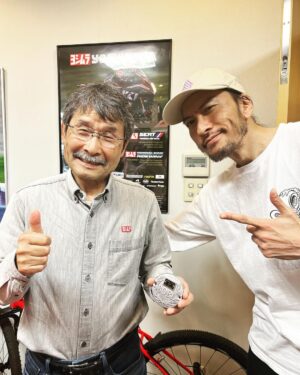 Tomoya Nagase Instagram - #BOBL
#2時間耐久レース
#初入賞
#3位
#社長
#スマイル
#以上

@yoshimura_japan_official 
@challenger_brigade 
@bobl64 
#白糸スピードランド 
#shiraitospeedland
#honda
#c100
#supercub
#チャレンジャーレーシング
#challengerracing
