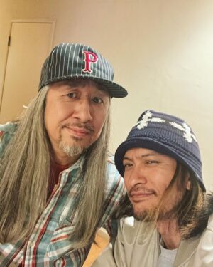 Tomoya Nagase Instagram - 俺に音楽を叩き込んだのはこの人。
苦しくて音楽を諦めようとした時も諦めさせてくれなかったのがこの人。
彼此25年ぐらい経つけどこれからもそのまま行っちゃってください。
こんな52歳。
イケてます。
誕生日おめでとうございます。
#ギタリスト
#久保田光太郎
#musicman
@kotaro_kubota