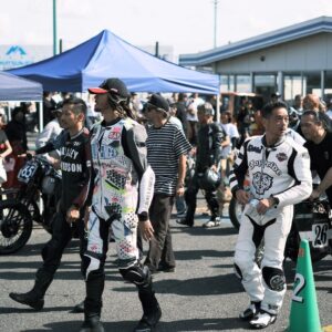 Tomoya Nagase Instagram - レースの良さを教えてくれとよく聞かれます。そこで大体僕は、レースには生きるか死ぬかの問題が常に目の前にあるから日常的な問題が大したことじゃなくなるんだ。と答えると大体ドン引きしてます。日本人の弱体化が進んでいるのか僕の頭がおかしいかのどっちかです。とりあえず僕の頭のせいにしておきましょう。

@rough_motorcycle_garage 
#52
@challenger_brigade 
#47
@joyridespeedshop 
#77

@avcc_info 
@mooneyesjp