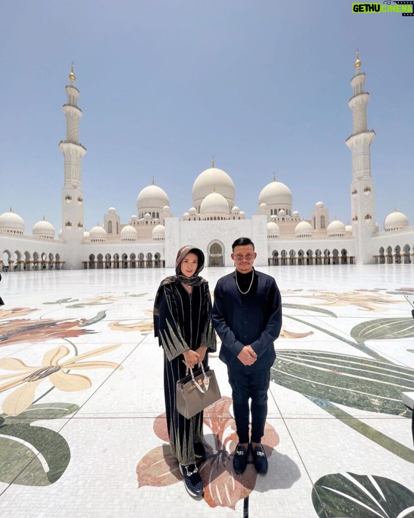 Tony Jaa Instagram - 🕌✨ Sheikh Zayed Mosque