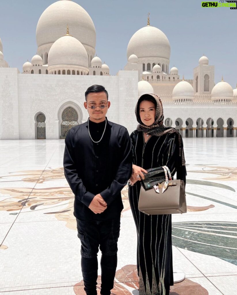 Tony Jaa Instagram - 🕌✨ Sheikh Zayed Mosque