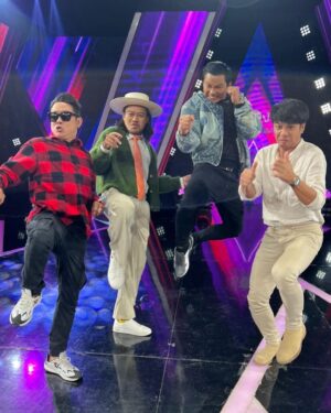 Tony Jaa Instagram - ร้องข้ามกำแพง กับ 4ยอดกุมาร 
@konglha_30  @singtonumchok  @brajaojoke @tonyjaaofficial 
ไม่ได้เจอกันนานแล้ว ดีใจมากที่ได้เจอกัน 
@thewallsong_official 
#ร้องข้ามกำแพง 
#4ยอดกุมาร