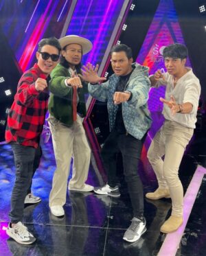 Tony Jaa Instagram - ร้องข้ามกำแพง กับ 4ยอดกุมาร 
@konglha_30  @singtonumchok  @brajaojoke @tonyjaaofficial 
ไม่ได้เจอกันนานแล้ว ดีใจมากที่ได้เจอกัน 
@thewallsong_official 
#ร้องข้ามกำแพง 
#4ยอดกุมาร