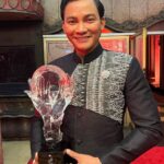 Tony Jaa Instagram - ขอบคุณชุดผ้าไหมไทยสวยๆ @varichsuit ผ้าไหมไทย เอกลักษณ์ไทย ภาคภูมิใจสุดๆครับ Varich Suit from the Vanus Couture. #varichsuit