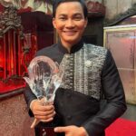 Tony Jaa Instagram - ขอบคุณชุดผ้าไหมไทยสวยๆ @varichsuit ผ้าไหมไทย เอกลักษณ์ไทย ภาคภูมิใจสุดๆครับ Varich Suit from the Vanus Couture. #varichsuit