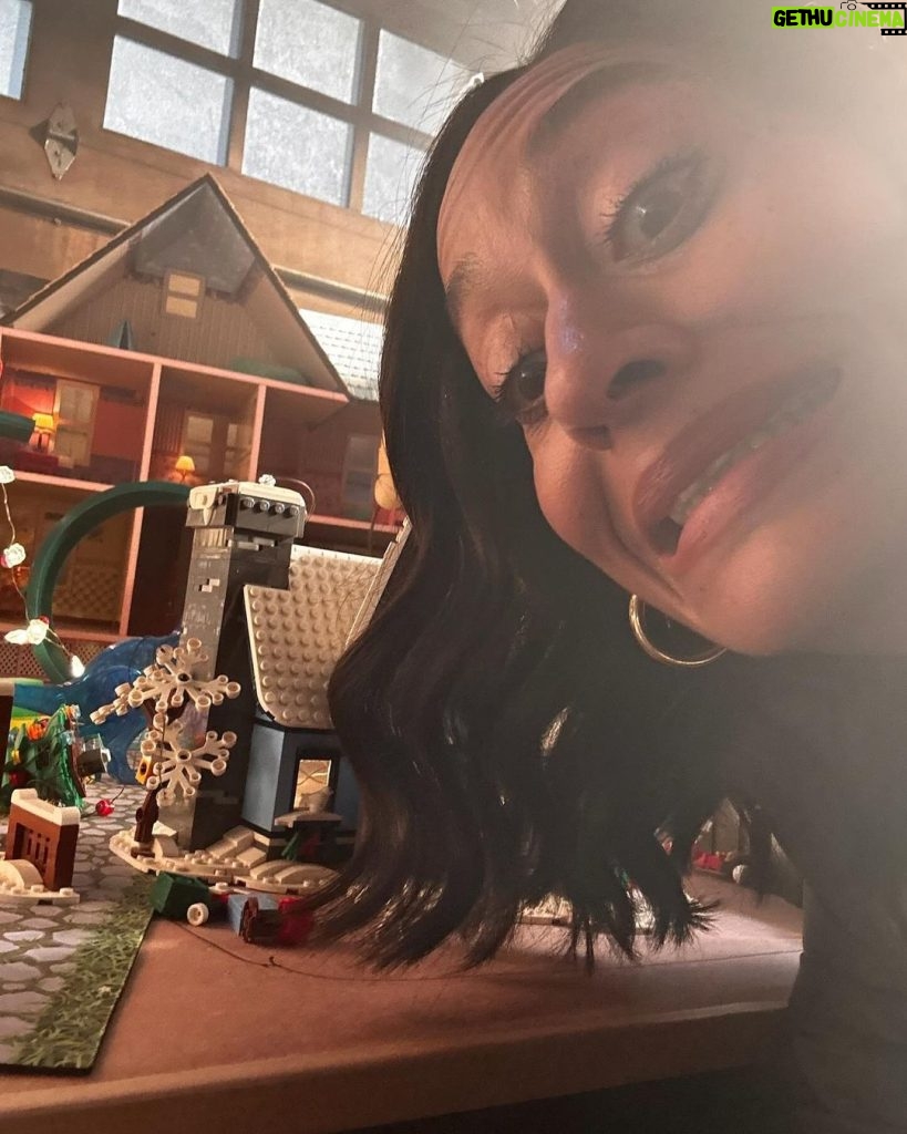 Tracee Ellis Ross Instagram - BTS from Candy Cane Lane, the #1 movie on @primevideo! 1. A very happy Carol Carver on Black Santa’s sleigh 2. Big Tracee, tiny set 3. Becoming Carol Carver with Maisha 4. Funny Black people 5. The big-headed Carvers (I do not know why we started taking pictures like this but my phone is FULL of them) 6. I was told our lunch break was from 230-3 and I got inspired 🤣 7. My under layers for night shooting 8. Wig off-makeup removal-end of day dancing. Who doesn’t love this song?! 9. Me and director man 10. Carol was DONE done #candycanelanemovie