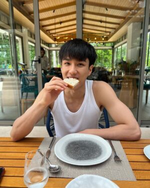 Trai Nimtawat Instagram - ความทรงจำที่พังงา เป็น3วันสองคืนที่ได้รู้สึกพักผ่อนแบบสุดๆในปีนี้เลย ถ้ามีโอกาส ผมคงจะกลับมาพักที่นี่อีกแน่ๆ นอกจากที่นี่จะมีบรรยากาศที่ดี ห้องสวย ติดหาด ติดทะเลแล้ว ยังมีกิจกรรมให้ทำเยอะมาก ซึ่งเหมาะกับคนที่อยู่ไม่นิ่งแบบผมสุดๆ เป็นสามวันที่อยู่แต่ในโรงแรมเลย เพราะกิจกรรมเยอะมากฟิตเนสก็ดี ปีนผาก็ได้ วอลเล่ชายหาด พายเรือ และอีกมากมาย เป็นสามวันที่ไม่ได้ไปไหนเลย ที่สำคัญอาหารอร่อยมาก ตั้งแต่ breakfast ยัน dinner อร่อยทุกเมนูจริงๆ ขนาดผมคุมอาหารอยู่ผมยังยอมแตกเพื่อ กินที่ Avani เลย การบริการไม่ต้องพูดถึง ดูแลดีมากๆ ดีจนอยากขอเป็นแฟนเลย ดีเกิน5555 สรุปให้เลยนะ ทุกอย่าง 1000/10 ประทับใจจนต้องเขียนรีวิวให้จริงๆ @avanikhaolak
