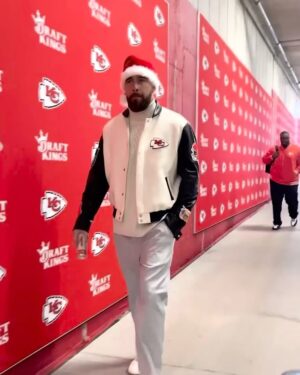 Travis Kelce Instagram - Santa Kelce 🎅

📺: #LVvsKC — 1pm ET on CBS/NICK
📱: Stream on #NFLPlus