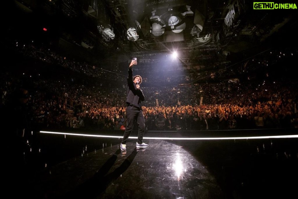 Trevor Noah Instagram - Toronto, thank you for 2 incredible sold out nights at the @scotiabankarena 🤯🤯🤯 I will truly never forget it! 🙏🏾🇨🇦#BackToAbnormalWorldTour 📸: @pbsthephotographer Toronto, Ontario