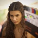 Tuba Büyüküstün Instagram - Here Ada is coming in a sec.. 😜 #anotherself #zeytinağacı @burcu.alptekin @gokhantiryaki_cinemadop 🤍