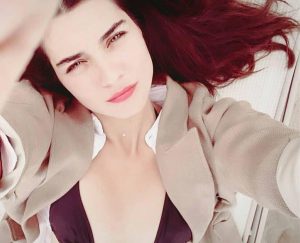 Tuba Büyüküstün Instagram - 🌊 Sonbahardan kalma bir güne uyanmıştı kadın.. Bir önceki günün sakinliğinden eser yoktu.. Güneşten ısınmış kumlara uzanmaktı tek hayali oysa ama belli o gün bugün değildi.. Yine de inecekti deniz kıyısına. Bikinisini giydi, üzerine bir gömlek aldı.. yetmedi.. yanında getirdiği tek ceketini geçirdi üstüne, ayağına botlarını çekti.. okuması gereken bi kaç şey vardı günlerdir ertelediği.. onları aldı koltukaltına ve denize en yakın şezlonga oturdu.. bomboştu ortalık. Bu soğukta denize girme cesareti gösteren bir oğlan çocuğu ile annesi dışında.. Asla böyle bir havada denize giremezdi kadın.. yapamazdı işte.. yapanlara özendi.. An o kadar güzeldi ki, kadın sadece hafızasında kalacaklarla yetinmek istemedi..