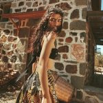 Tuba Büyüküstün Instagram - Önemli olan soru sormak değil, o insanı tanımak için neyi nasıl sorduğundur.. Ve onun verdiği cevapları doğru okumak..Birini tanımak, gözlem yapmaktan geçer.. Objektif bakabilmekten.. Biraz da sezmekten.. Bazen de onu tanıyanlarla sohbet etmekten.. Arkadaşlarım, menajerim, ailem, kızlarım... Okurken gözlerim doldu.. Teşekkür ederim.. Röportaj / Yazı @hazalbayat_ @vogueturkiye #huzuragötürenhisler 📸 @korayparlak