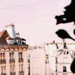 Tuba Büyüküstün Instagram - Paris’te, sokaklarda dolaşırken birden bir köşeden müzik sesi gelmeye başlar.. İster istemez ona doğru çekilirsiniz.. Gününüzün içinde güzel bir mola.. Birgün “Pont Neuf” köprüsü üzerinde yakaladı beni müzik.. Müzisyenyerin tam karşısındaki kaldırıma oturdum.. Bir an sonra müzisyenler anlaşmış gibi bana bakarak bu şarkıyı çalmaya başladı.. The Beetles’dan ‘Michelle’.. ✨