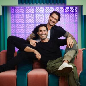 Tyler Hoechlin Instagram - Well, another year and as you can see, another very boring San Diego Comic Con with some very very boring people. I mean honestly, could we be having any less fun? Just scroll through and see for yourself.

What a trip to be back at @sdcc2022 with @teenwolf for the #TeenWolfMovie. I absolutely love these guys. I’m so grateful we were asked to get the band back together to do it all again. I can only hope everyone who checks out the movie (on @paramountplus *cough cough*) enjoys watching it as much as we enjoyed making it. 

Also, I think photo #6 really speaks to our dynamic. 

@jeffdavis1375 
@tylerposey58 
And such a nice surprise meeting the one and only @sarahmgellar . An absolute pro and incredibly kind. ‘‘Twas a pleasure.