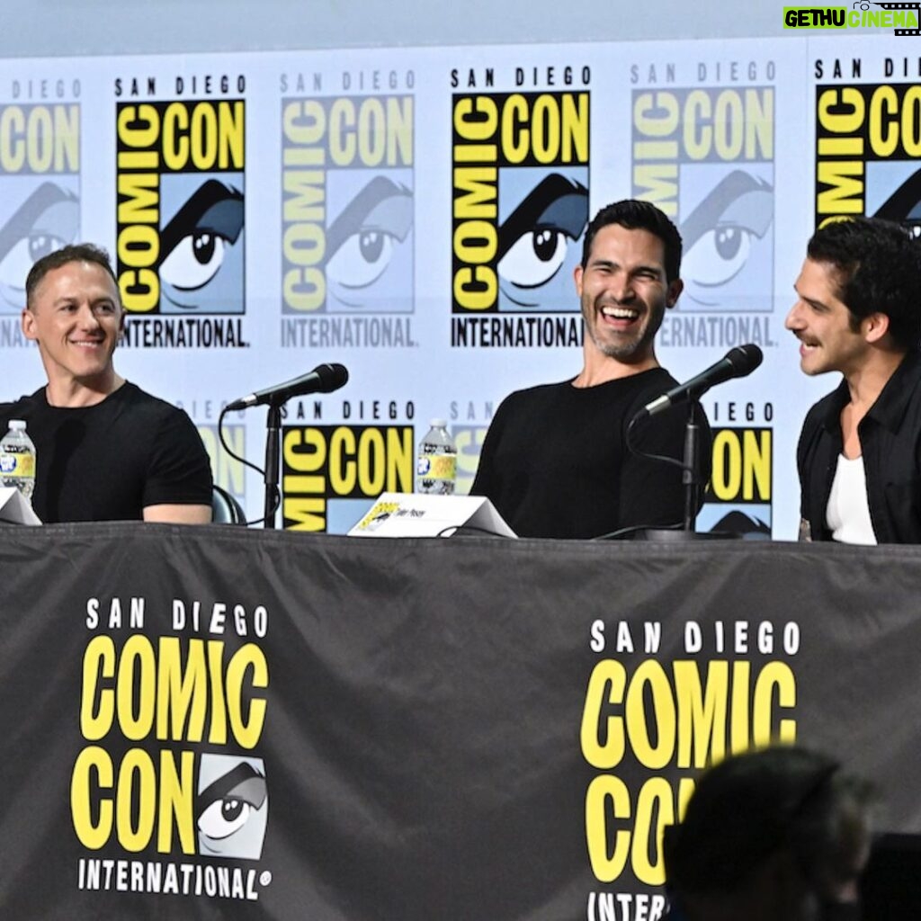 Tyler Hoechlin Instagram - Well, another year and as you can see, another very boring San Diego Comic Con with some very very boring people. I mean honestly, could we be having any less fun? Just scroll through and see for yourself. What a trip to be back at @sdcc2022 with @teenwolf for the #TeenWolfMovie. I absolutely love these guys. I’m so grateful we were asked to get the band back together to do it all again. I can only hope everyone who checks out the movie (on @paramountplus *cough cough*) enjoys watching it as much as we enjoyed making it. Also, I think photo #6 really speaks to our dynamic. @jeffdavis1375 @tylerposey58 And such a nice surprise meeting the one and only @sarahmgellar . An absolute pro and incredibly kind. ‘‘Twas a pleasure.
