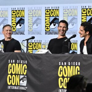 Tyler Hoechlin Instagram - Well, another year and as you can see, another very boring San Diego Comic Con with some very very boring people. I mean honestly, could we be having any less fun? Just scroll through and see for yourself.

What a trip to be back at @sdcc2022 with @teenwolf for the #TeenWolfMovie. I absolutely love these guys. I’m so grateful we were asked to get the band back together to do it all again. I can only hope everyone who checks out the movie (on @paramountplus *cough cough*) enjoys watching it as much as we enjoyed making it. 

Also, I think photo #6 really speaks to our dynamic. 

@jeffdavis1375 
@tylerposey58 
And such a nice surprise meeting the one and only @sarahmgellar . An absolute pro and incredibly kind. ‘‘Twas a pleasure.