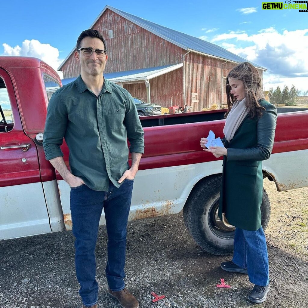 Tyler Hoechlin Instagram - On set with this one ( @bitsietulloch ) filming our last day of season 3. Can’t believe the premiere is already happening! My timing is getting better though. 22 minutes in and I hope everyone is enjoying it on the east coast! @cwsupermanandlois #SupermanAndLois