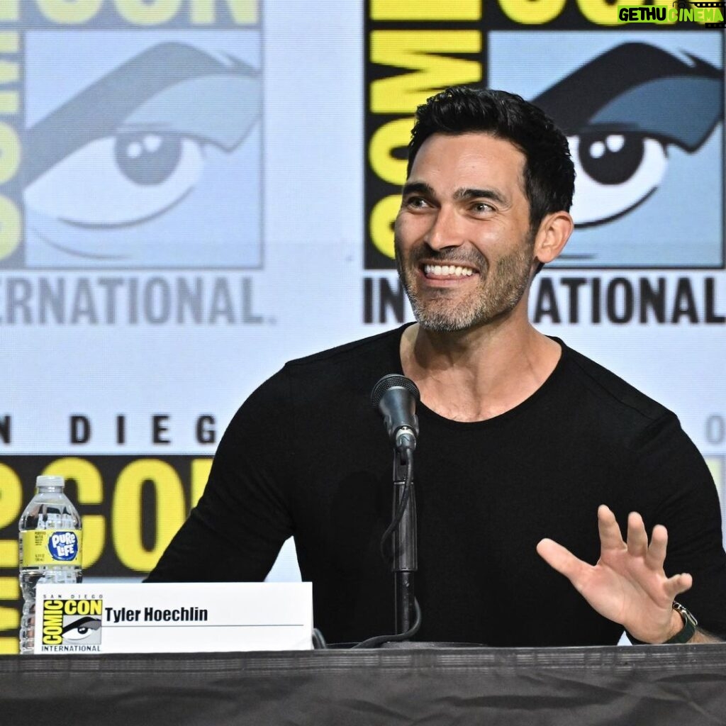 Tyler Hoechlin Instagram - Well, another year and as you can see, another very boring San Diego Comic Con with some very very boring people. I mean honestly, could we be having any less fun? Just scroll through and see for yourself. What a trip to be back at @sdcc2022 with @teenwolf for the #TeenWolfMovie. I absolutely love these guys. I’m so grateful we were asked to get the band back together to do it all again. I can only hope everyone who checks out the movie (on @paramountplus *cough cough*) enjoys watching it as much as we enjoyed making it. Also, I think photo #6 really speaks to our dynamic. @jeffdavis1375 @tylerposey58 And such a nice surprise meeting the one and only @sarahmgellar . An absolute pro and incredibly kind. ‘‘Twas a pleasure.