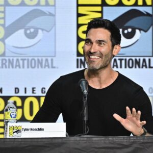Tyler Hoechlin Instagram - Well, another year and as you can see, another very boring San Diego Comic Con with some very very boring people. I mean honestly, could we be having any less fun? Just scroll through and see for yourself.

What a trip to be back at @sdcc2022 with @teenwolf for the #TeenWolfMovie. I absolutely love these guys. I’m so grateful we were asked to get the band back together to do it all again. I can only hope everyone who checks out the movie (on @paramountplus *cough cough*) enjoys watching it as much as we enjoyed making it. 

Also, I think photo #6 really speaks to our dynamic. 

@jeffdavis1375 
@tylerposey58 
And such a nice surprise meeting the one and only @sarahmgellar . An absolute pro and incredibly kind. ‘‘Twas a pleasure.