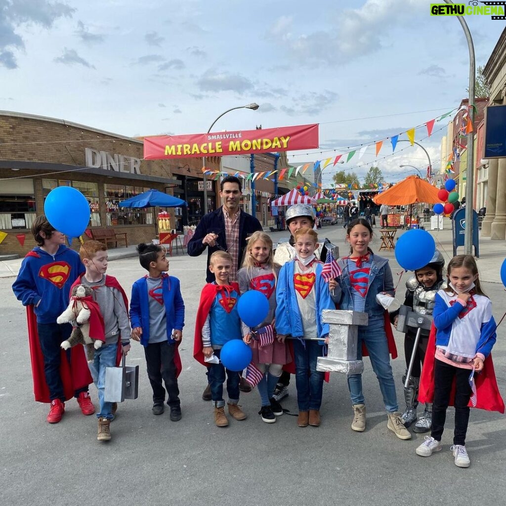 Tyler Hoechlin Instagram - Best part of the job. I’m grateful to be a part of carrying the torch, playing this character at this moment in time for anyone and everyone the he means something to. But it’s always been the coolest and most rewarding to see what he means to the kids who look up to him. All these young people were an absolute joy to have on set. You all killed it! Thanks for coming to play with us. I hope you all had a blast! Until next time… @cwsupermanandlois #SupermanAndLois Story of photos 1-3. “Clark, put your glasses on.” “Oh, yeah.” 😬