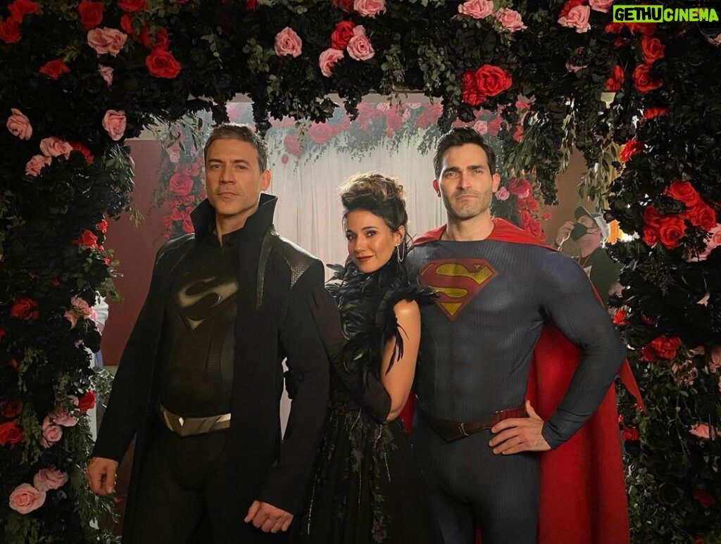 Tyler Hoechlin Instagram - Simply love these two incredible people. Family. So much fun getting to work with these two on tonight’s episode. We’re lucky to have them. @echriqui & Adam Rayner @cwsupermanandlois