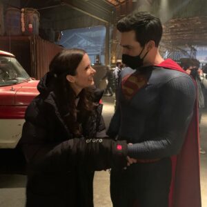 Tyler Hoechlin Instagram - @cwsupermanandlois Episode 7 tonight! Check it out to see who wins this epic thumb war battle. 
@bitsietulloch , you’re goin’ down.