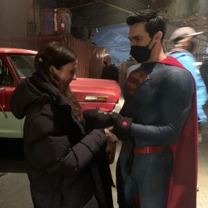 Tyler Hoechlin Instagram - @cwsupermanandlois Episode 7 tonight! Check it out to see who wins this epic thumb war battle. 
@bitsietulloch , you’re goin’ down.