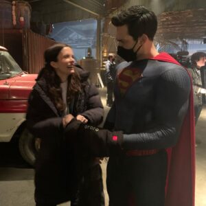 Tyler Hoechlin Instagram - @cwsupermanandlois Episode 7 tonight! Check it out to see who wins this epic thumb war battle. 
@bitsietulloch , you’re goin’ down.