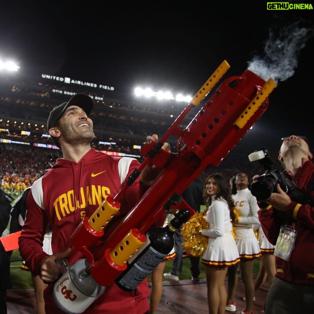 Tyler Hoechlin Instagram - Thank you to everyone at @usc_athletics (including your very talented photographer @jennychuangphotos) for an unforgettable night at the @lacoliseum . As a lifelong Trojan fan, I’m incredibly grateful to have shared the experience with my family - the ones who made me a fan from the very beginning. What an exceptional regular season. Congrats to everyone at @usc.fb ! Hard work pays off. Can’t wait to see what the coming days and weeks will bring. #CollegeFootballPlayoff #Heisman #FightOn