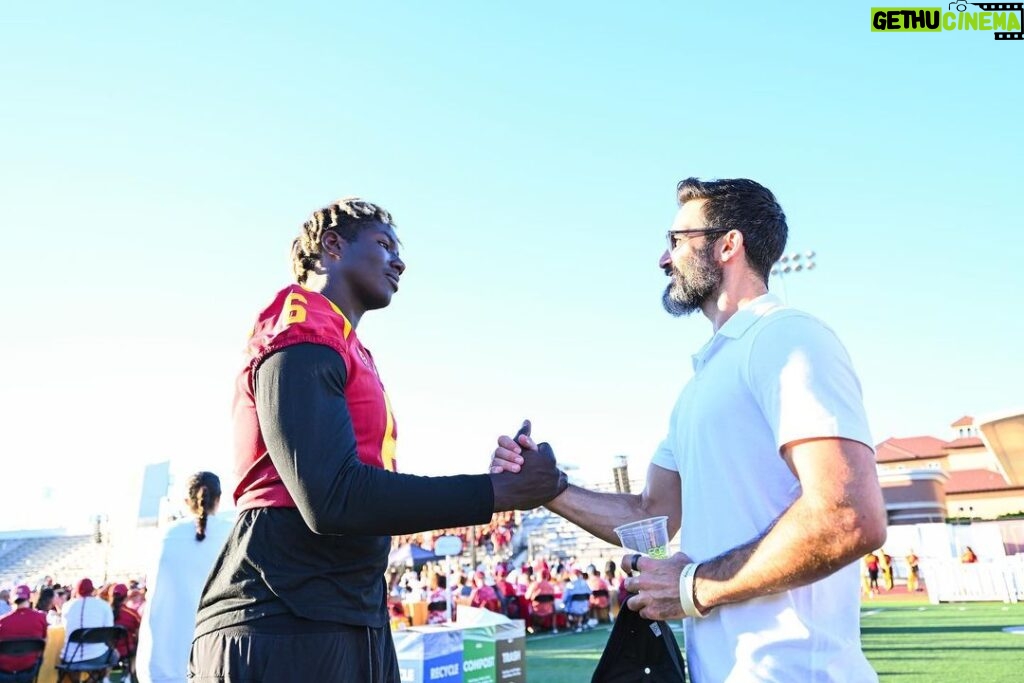 Tyler Hoechlin Instagram - Moments away from kickoff! Can’t wait to see what happens in college football this season. Got to meet some of the talented young men representing @uscfb and @usc_athletics this season. Fight on, Trojans! ✌🏼 @anthony_lucas22 @lakemcree @jake.jensen17