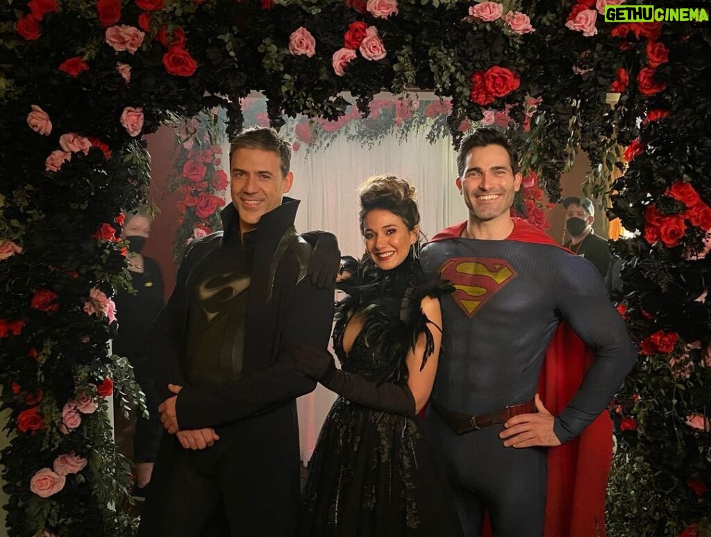 Tyler Hoechlin Instagram - Simply love these two incredible people. Family. So much fun getting to work with these two on tonight’s episode. We’re lucky to have them. @echriqui & Adam Rayner @cwsupermanandlois