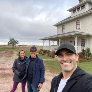 Tyler Hoechlin Instagram - Mama and Papa at the Kent farm. Grateful to finally be able to show them the new pad. New episode of Superman & Lois tonight!

@cwsupermanandlois 
#SupermanAndLois