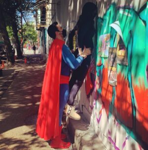 Tyler Hoechlin Instagram - We heard live music for the first time in over a year coming from this room while we were filming and this is how desperate we were to get a peek. Needless to say, @bitsietulloch ‘s attempt to give me a boost was naturally just as successful, but unfortunately not caught on camera.  #SupermanAndLois has a new episode tonight! It’s one that I hope people enjoy watching as much as we enjoyed filming.