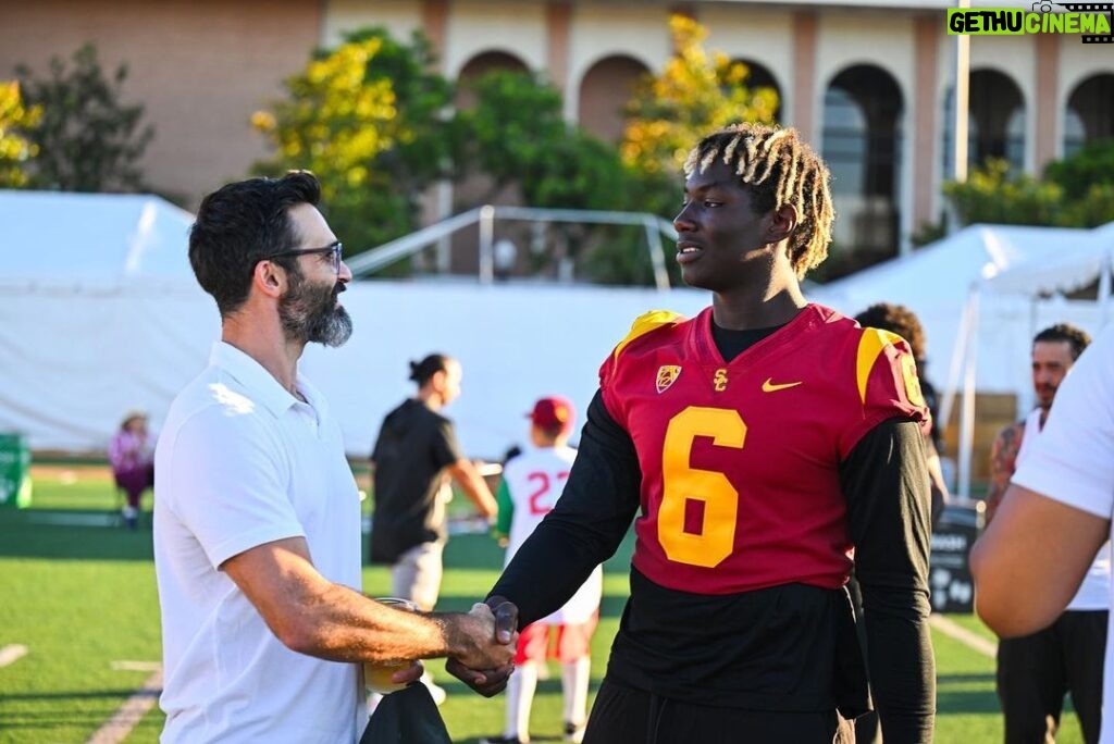 Tyler Hoechlin Instagram - Moments away from kickoff! Can’t wait to see what happens in college football this season. Got to meet some of the talented young men representing @uscfb and @usc_athletics this season. Fight on, Trojans! ✌🏼 @anthony_lucas22 @lakemcree @jake.jensen17