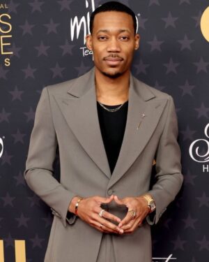 Tyler James Williams Instagram - Thank you @criticschoice for a beautiful night 😌

Suit:  @apmilanbrand 
Jewelry: @cartier 
Styled by : @ashleynorthstyle 
Grooming: @crazysexybeautifoe