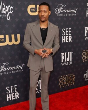 Tyler James Williams Instagram - Thank you @criticschoice for a beautiful night 😌

Suit:  @apmilanbrand 
Jewelry: @cartier 
Styled by : @ashleynorthstyle 
Grooming: @crazysexybeautifoe