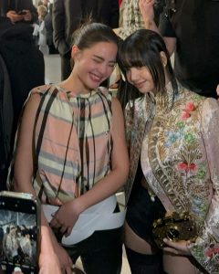 Urassaya Sperbund Instagram - ทุกคนนนน เราได้เจอน้อง @lalalalisa_m ด้วย อิอิ 💕 credit 📷 หม่ามี้ @janjittima #LVFW24