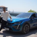 Uraz Kaygılaroğlu Instagram - Bir Marmara mavisi bir de onun mavisi! 🌊🦁 #HerAçıdanGözAlıcı #Peugeot408 @peugeotturkiye #işbirliği