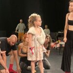 Uraz Kaygılaroğlu Instagram - provalarımıza katılıp @sebnemsonmezofficial in yokluğunda yerini marke eden Ada Hanıma teşekkür ederiz.😍 #AşıkShakespeare @zorlu_psm @serdarbilis